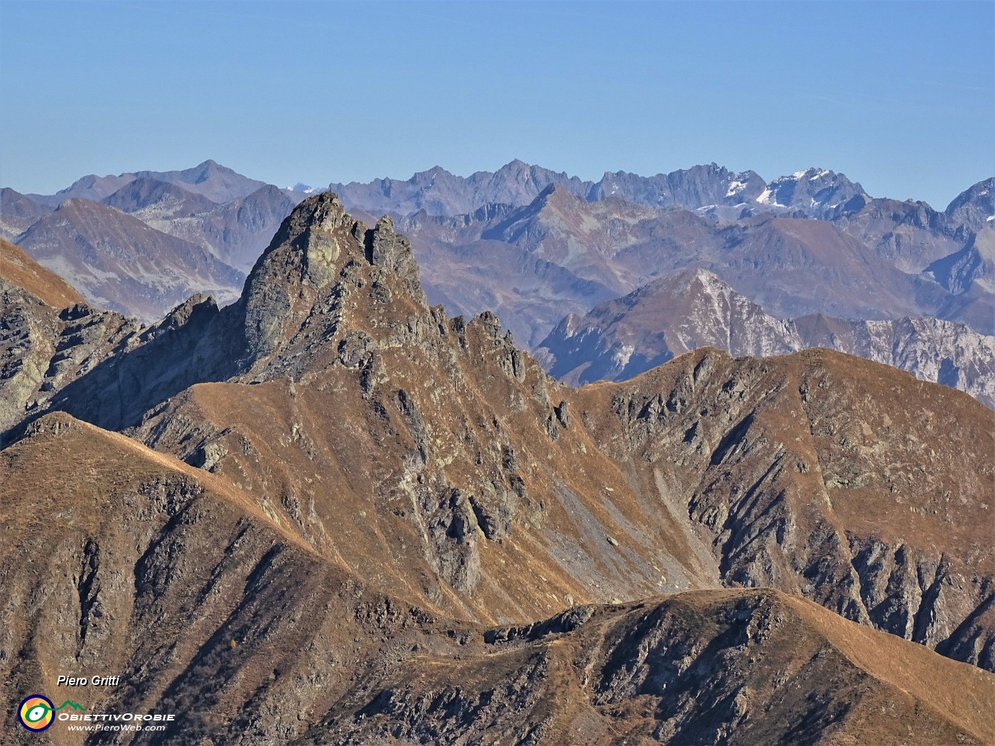 41 Zoom sul Monte Valletto preceduto dal Monte di sopra, dal quale si sale.JPG